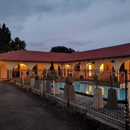 Captains Quarters Motor Inn Кембридж Экстерьер фото