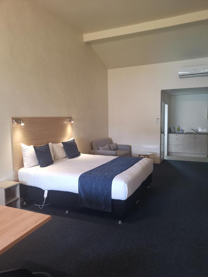 Captains Quarters Motor Inn Кембридж Экстерьер фото