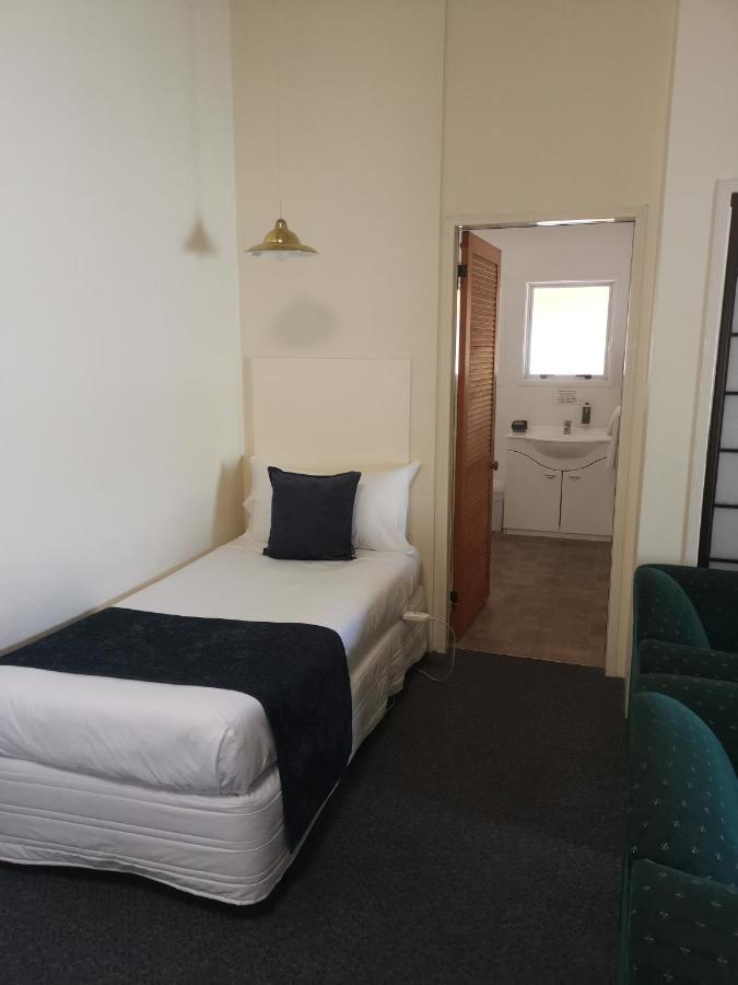 Captains Quarters Motor Inn Кембридж Экстерьер фото