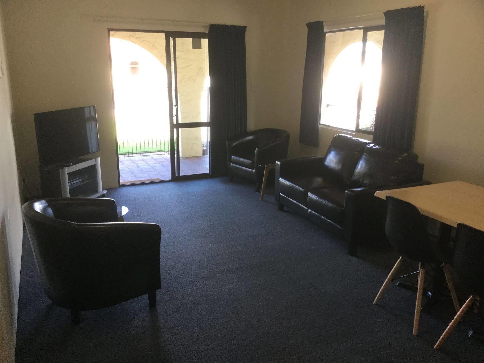 Captains Quarters Motor Inn Кембридж Экстерьер фото