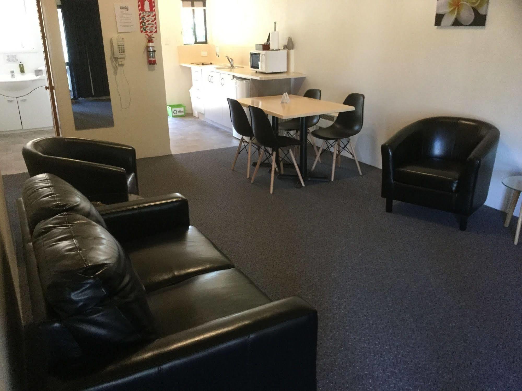Captains Quarters Motor Inn Кембридж Экстерьер фото