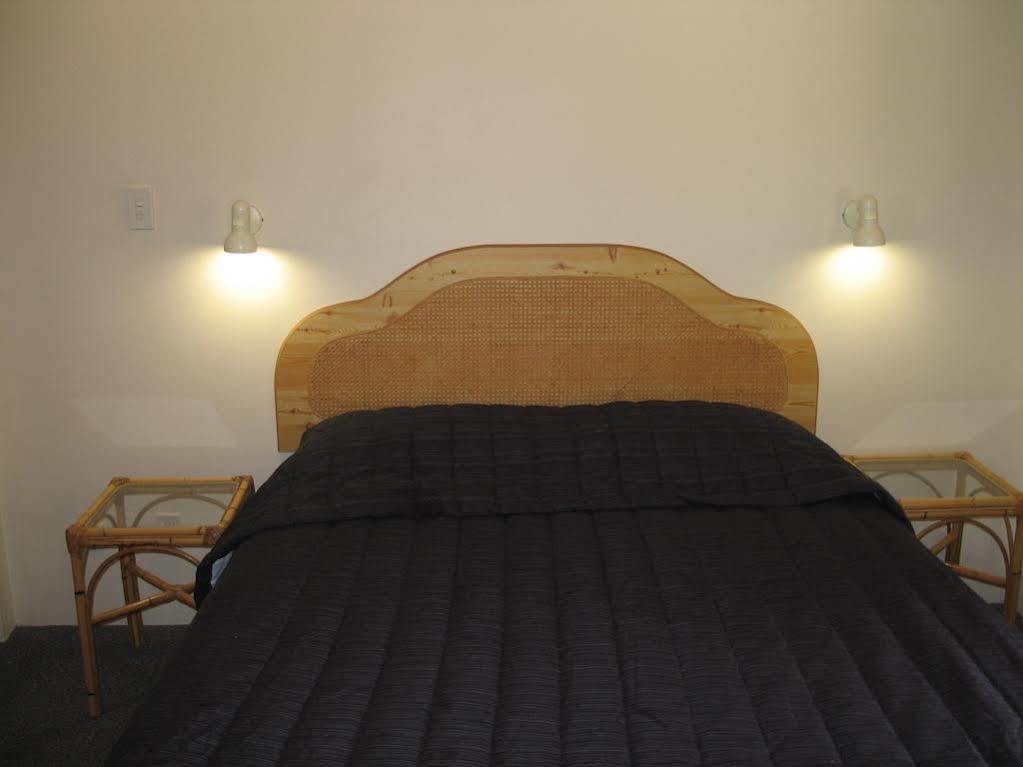 Captains Quarters Motor Inn Кембридж Экстерьер фото